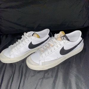 Blazer mid 77 low top,Nike,black and white,